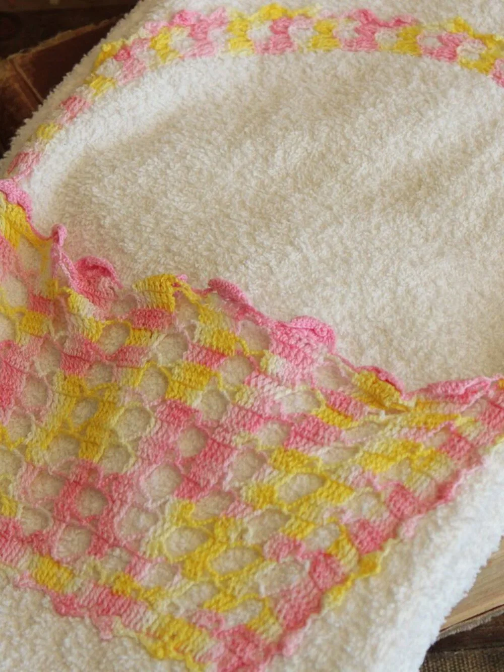 Vintage 1970s Bath Towel, Cone Terrycloth Towel With Crochet Flower Basket Pocke
